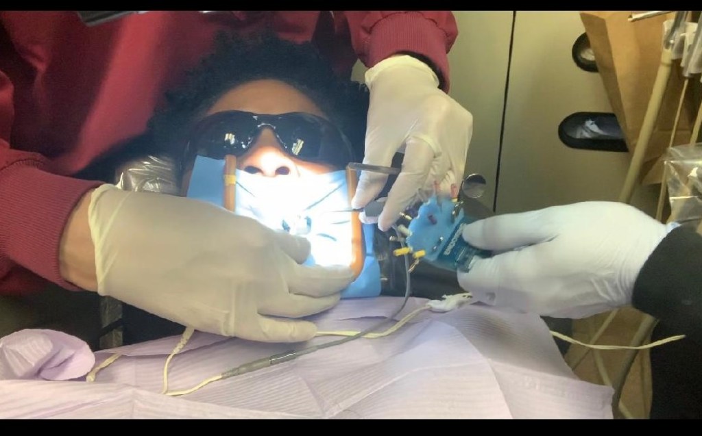 This image has an empty alt attribute; its file name is dentist1r.jpg